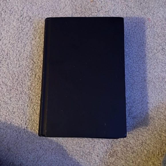 Has a little bit of highlighting - Picture 1 of 7